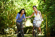 Foto zeigt zwei junge Frauen nebenander auf dem Rad fahrend