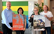 Landrat Frank Puchtler, die Vorsitzende des Beirats für Migration und Integration, Filiz Achhammer, Initiatorin Irmtraud Wahlers sowie der Migrationsbeauftragte der Kreisverwaltung Jürgen Pirrong (von links) laden gemeinsam zum Besuch der Ausstellung „Menschen und Rechte sind unteilbar“ ins Kreishaus ein. Landrat Frank Puchtler, die Vorsitzende des Beirats für Migration und Integration, Filiz Achhammer, Initiatorin Irmtraud Wahlers sowie der Migrationsbeauftragte der Kreisverwaltung Jürgen Pirrong (von links) laden gemeinsam zum Besuch der Ausstellung „Menschen und Rechte sind unteilbar“ ins Kreishaus ein.
