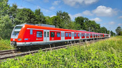 Foto: Regionalzug vor ländlicher Kulisse