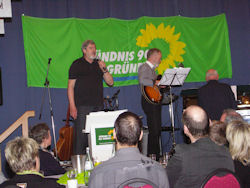 Foto: das Trio Klaus Schmidt (Gesang), Karl Haxel (Klavier) und Helmut Geye (Gitarre) auf dem Nuejahrsempfang der Grünen in Bad Ems