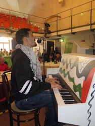 Foto: Aeham Ahmad spielt auf dem Klavier