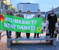 Josef Winkler, Eveline Lemke und Grüne aus dem Rhein-Lahn-Kreis und Koblenz bei der Kundgebung am Hauptbahnhof