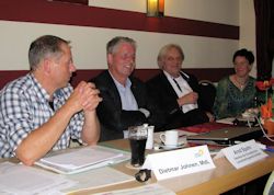 Foto zeigt von links rechts Dietmar Johnen, MdL, Arnd Spahn, Sekretär der europäischen Landarbeitergewerkschaft, Kreisvorstandssprecher Leo Neydek und Nicole Müller-Orth, MdL bei einem Informationsabend über die möglichen Auswirkungen der Freihandelsabkommen TTIP, CETA und TiSA 