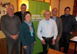 Foto von links: Gerhard Fritsche, Ralf Freudmann, Erika Fritsche (Mitglied des Kreistages), Leo Neydek (Fraktionsvorsitzender der Grünen im Kreistag), Ulrich Steinbach, MdL und Carsten Jansing (Kandidat für das Bürgermeisteramt in Niederneisen)